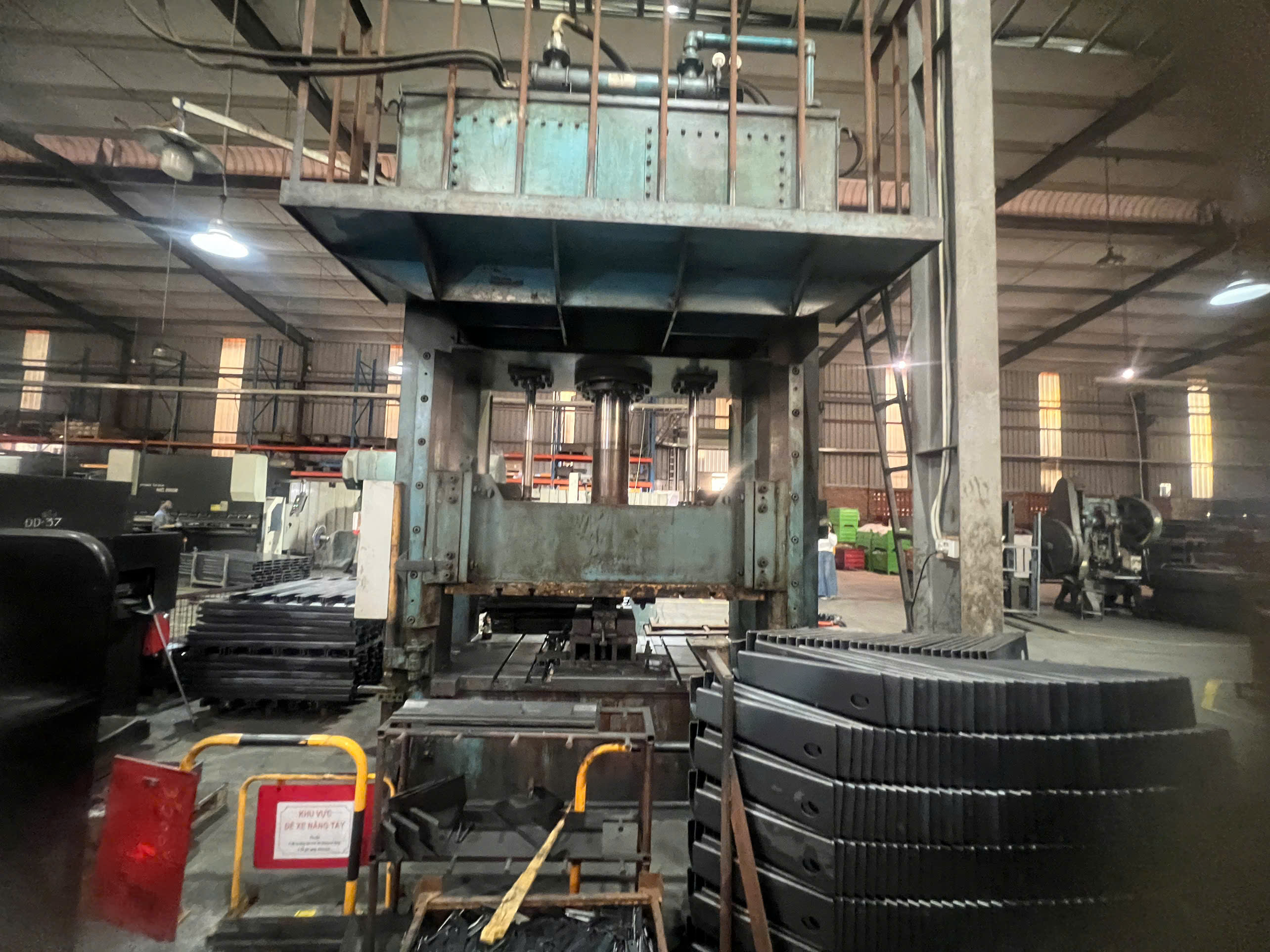Heavy-Duty Hydraulic Press